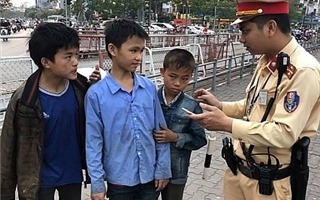 CSGT giúp đỡ 3 cháu bé ở Lào Cai bị lạc tại Hà Nội