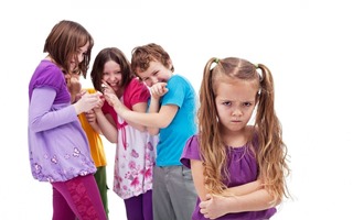 Cha mẹ nên làm gì để con tránh bị “bắt nạt học đường”?