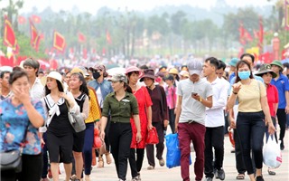 Hàng vạn người khắp cả nước ùn ùn tham dự Lễ hội Đền Hùng sớm