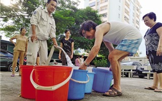 Đầu hè, người dân Hà Nội canh cánh nỗi lo thiếu nước