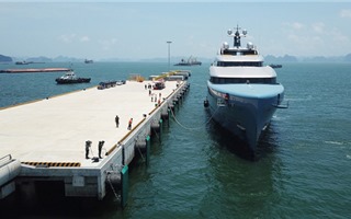 Chiêm ngưỡng siêu du thuyền 150 triệu đô lộng lẫy giữa vịnh Hạ Long