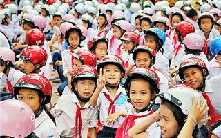 Hà Nội trao tặng mũ bảo hiểm cho trẻ em năm 2019 với chủ đề “Giữ trọn ước mơ”