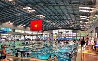Hà Nội: Bơi tiền triệu, bơi bình dân, chỗ nào cũng kín