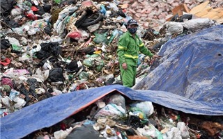 Vụ dân chặn xe vào bãi rác Nam Sơn: UBND Hà Nội gửi công văn hỏa tốc