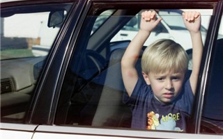 Những cách giúp trẻ thoát chết khi bị bỏ quên trên xe ô tô, bố mẹ cần dạy con ngay hôm nay!