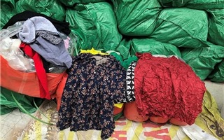 Quảng Bình: Bắt giữ lô hàng quần áo cũ bị cấm nhập khẩu về Việt Nam