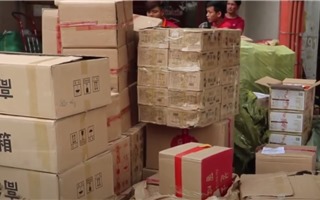 Phát hiện lượng lớn hàng hóa nhập lậu tại điểm tập kết xe Sao Việt