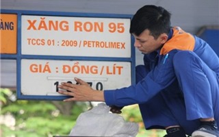 Giá xăng dầu "mập mờ" tăng vọt dù giá nhập giảm tới... 40%