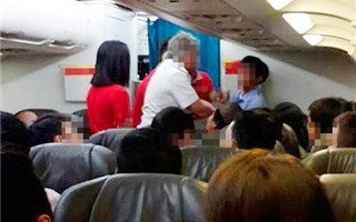 Hành khách Việt kiều hút thuốc trên máy bay bị phạt 4 triệu đồng