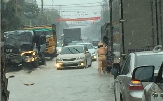 Hình ảnh CSGT dầm mưa đẩy xe, phân luồng ở Quảng Ninh