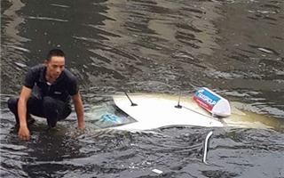 Taxi Group bất ngờ “bơi” trên sông Tô Lịch