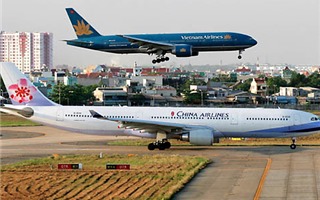 Sân bay Tân Sơn Nhất: Xe băng chuyền đụng máy bay