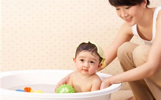 4 điều phải tránh khi cho trẻ tắm vào mùa đông