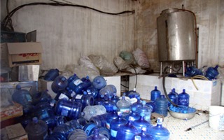 Mục sở thị khu vực sản xuất nước đóng chai siêu bẩn