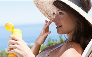 Lời khuyên sử dụng kem chống nắng mùa hè cho bạn nữ