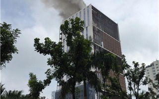 Hà Nội: Cháy lớn tại tòa chung cư đang xây trên đường Hoàng Quốc Việt