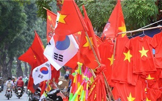 Trước thềm chung kết AFF Cup: Phố phường Hà Nội rợp bóng cờ đỏ sao vàng, dành trọn tình yêu cổ vũ đội tuyển Việt Nam