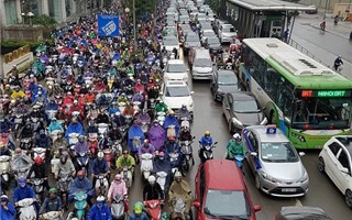 Giao thông Hà Nội ùn tắc nghiêm trọng trong ngày mưa rét