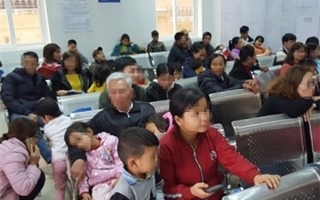 Hàng trăm phụ huynh ở Bắc Ninh tiếp tục đưa con xét nghiệm sán lợn tại Hà Nội
