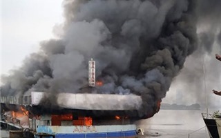 Hà Nội: Thuyền nổi ở Hồ Tây cháy dữ dội