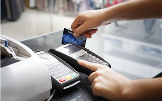 Hàng loạt vụ trộm tiền trong "chớp mắt" và cảnh báo người dùng thẻ tín dụng