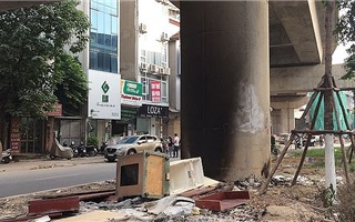 Vận động nhân dân không tập kết, đốt rác thải ở chân trụ cầu đường sắt Cát Linh - Hà Đông