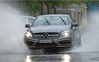 Bí quyết lái xe an toàn trong trời mưa ngập