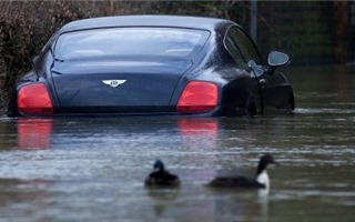 Những việc cần làm ngay khi xe ô tô bị ngập nước