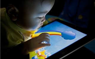 Cho trẻ dưới 2 tuổi nghịch iPhone, iPad chẳng khác nào giết con