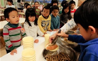 Trong các trường mầm non ở Nhật Bản, trẻ em được học những gì? 