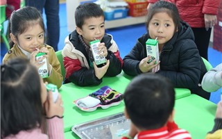 Chương trình Sữa học đường tại Hà Nội: Nhiều phụ huynh muốn mỗi con được thêm 2-3 suất nữa