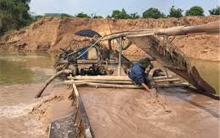 Phú Thọ: Nông dân tập trung “tố” doanh nghiệp khai thác cát gây sạt lở bờ sông.