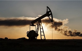 Giá dầu thô tăng mạnh sau khi nguồn cung bị thắt chặt