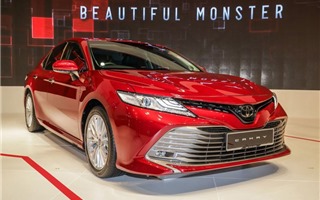 Toyota Camry 2019 giá từ 1,2 tỷ đồng