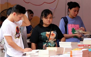 Người Hà Nội ùn ùn kéo đến Công viên Thống Nhất mua sách 5.000 đồng