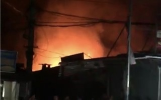 Nghệ An: Cháy chợ lúc nửa đêm, hàng chục ki ốt bị thiêu rụi