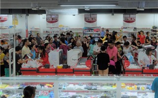 Người dân đổ xô đi "vét hàng", siêu thị Auchan ở Hà Nội tan hoang trước ngày đóng cửa