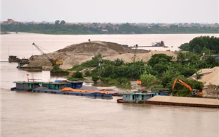 Hà Nội: Giải toả bến bãi tập kết VLXD trái phép, cản trở dòng chảy lòng sông mùa mưa bão