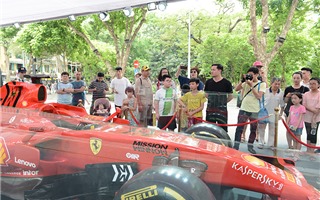 Chiêm ngưỡng siêu xe F1 Ferrari tại Hồ Gươm - Hà Nội