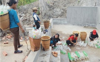 Quảng Nam: Nắng hạn kéo dài, người dân vượt rừng cả cây số gùi từng can nước