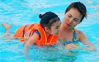 Những điểm lưu ý khi cho trẻ đi bơi, bố mẹ cần nhớ