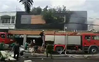 TP.HCM: Cháy lớn ở 2 công ty và nhà dân, nhiều người hoảng hốt tháo chạy