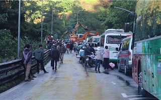 Sạt lở đèo Bảo Lộc, Quốc lộ 20 tê liệt nhiều giờ