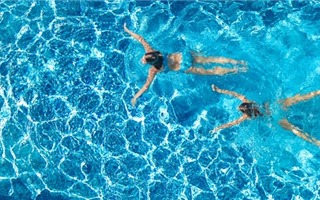 Trẻ dễ bị ngộ độc clo khi bể bơi không đạt chuẩn