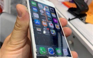 Khó tin: iPhone vẫn hoạt động bình thường dù vỡ hẳn một góc