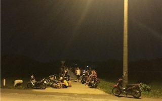 Người dân Nam Sơn "trắng đêm" dựng lán chặn đường xe chở rác