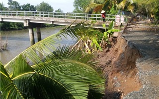 Tiền Giang: Cầu bắc ngang sông Phú Phong có nguy cơ sụp đổ do sạt lở đất