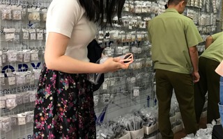 Chợ Ninh Hiệp, Hà Nội: Đồng hồ, kính mắt, quần áo giả thương hiệu nổi tiếng được bán theo... cân