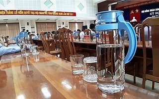 Dùng bình thuỷ tinh thay thế chai nhựa trong các kỳ họp
