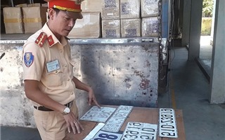 Xe tải lắp biển số giả, vận chuyển hàng không rõ nguồn gốc từ Hà Nội vào Huế